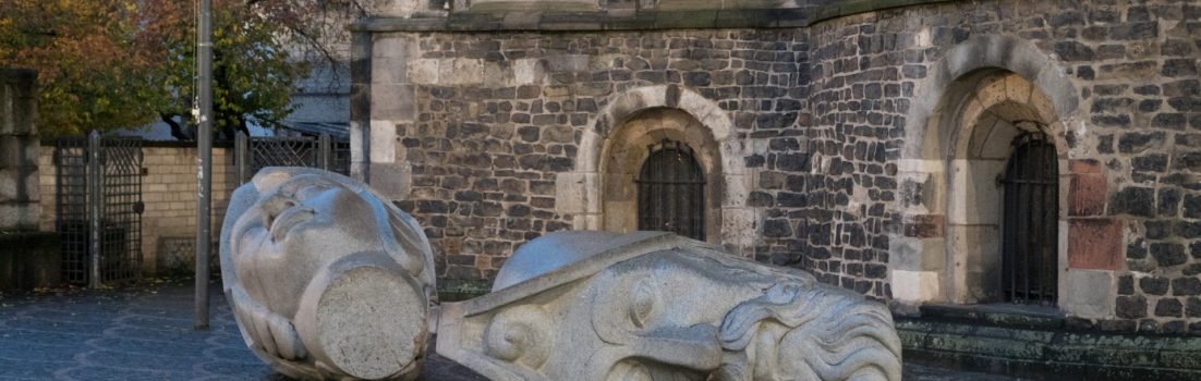 ごろんととこがったまま放置されたBonner Münster教会の石像の首
